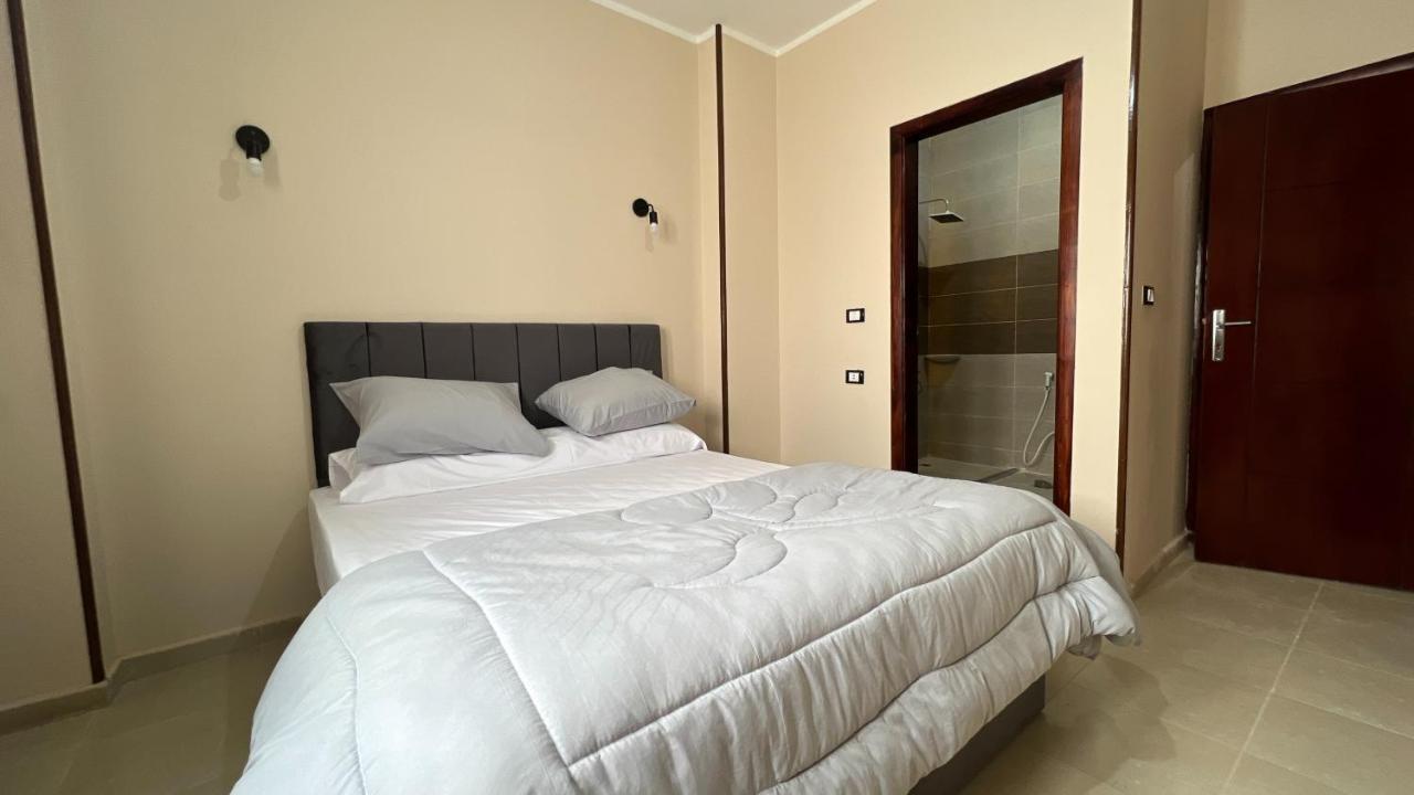 Pyramids Road Guest House Cozy Rooms And Rooftop Breakfast With The Pyramids View Nazlet el-Sisi Экстерьер фото