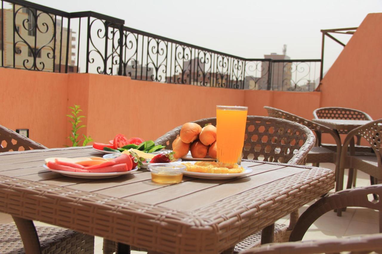 Pyramids Road Guest House Cozy Rooms And Rooftop Breakfast With The Pyramids View Nazlet el-Sisi Экстерьер фото
