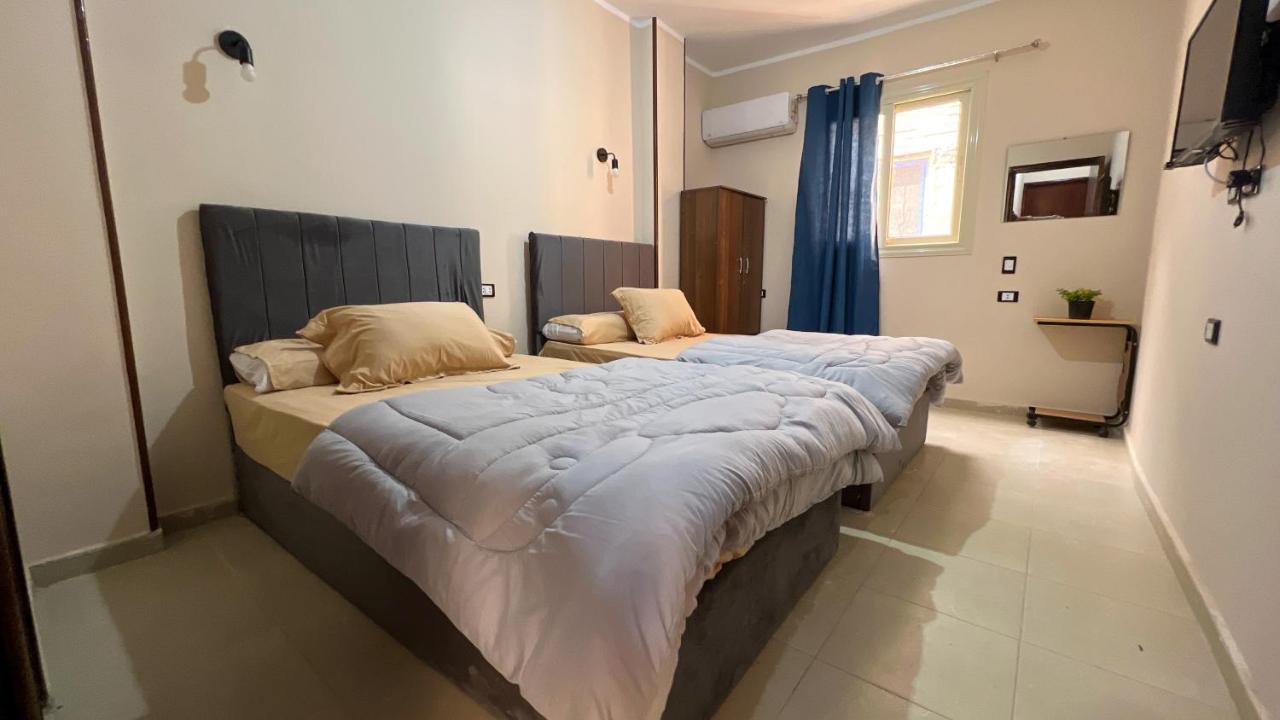 Pyramids Road Guest House Cozy Rooms And Rooftop Breakfast With The Pyramids View Nazlet el-Sisi Экстерьер фото