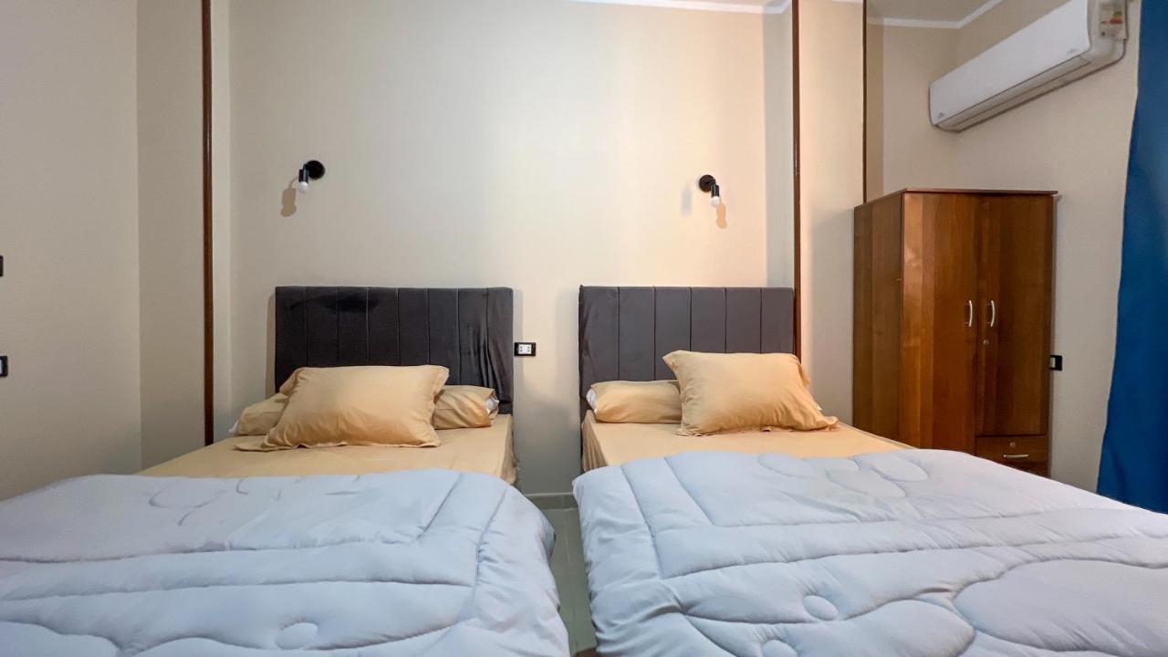 Pyramids Road Guest House Cozy Rooms And Rooftop Breakfast With The Pyramids View Nazlet el-Sisi Экстерьер фото