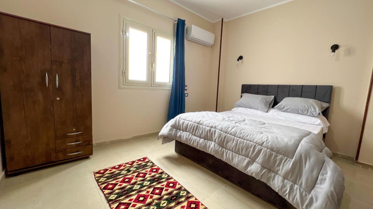 Pyramids Road Guest House Cozy Rooms And Rooftop Breakfast With The Pyramids View Nazlet el-Sisi Экстерьер фото