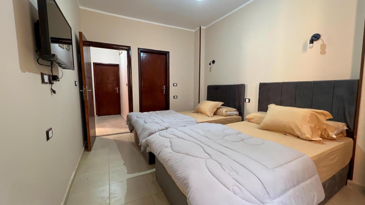 Pyramids Road Guest House Cozy Rooms And Rooftop Breakfast With The Pyramids View Nazlet el-Sisi Экстерьер фото