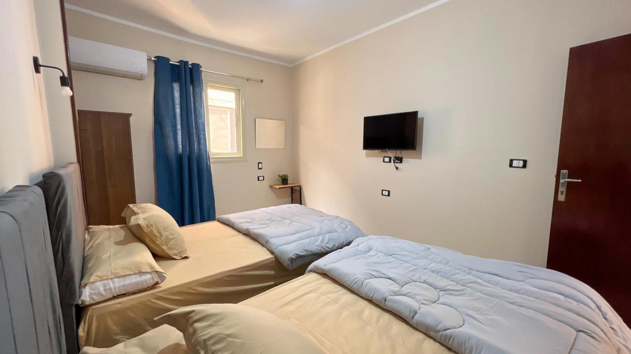 Pyramids Road Guest House Cozy Rooms And Rooftop Breakfast With The Pyramids View Nazlet el-Sisi Экстерьер фото