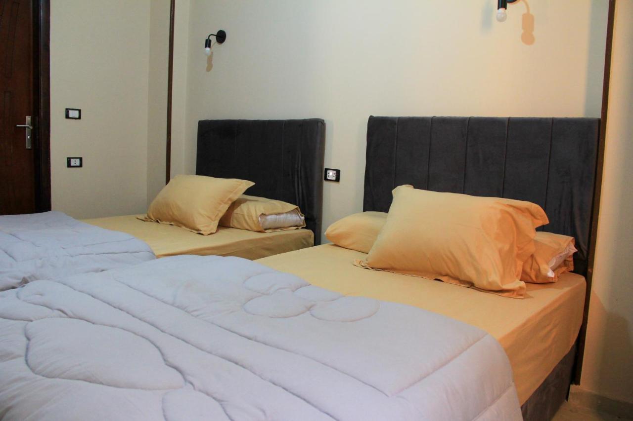 Pyramids Road Guest House Cozy Rooms And Rooftop Breakfast With The Pyramids View Nazlet el-Sisi Экстерьер фото