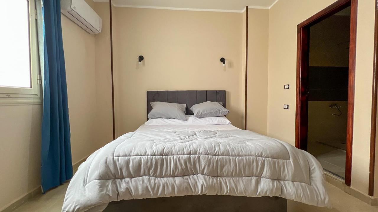 Pyramids Road Guest House Cozy Rooms And Rooftop Breakfast With The Pyramids View Nazlet el-Sisi Экстерьер фото