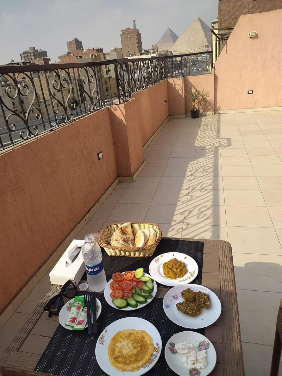 Pyramids Road Guest House Cozy Rooms And Rooftop Breakfast With The Pyramids View Nazlet el-Sisi Экстерьер фото