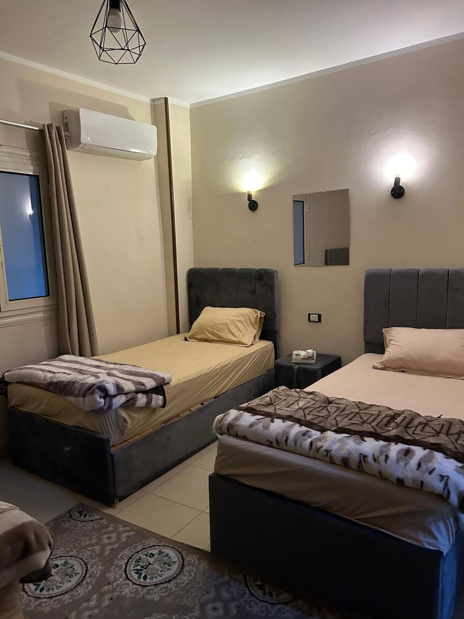Pyramids Road Guest House Cozy Rooms And Rooftop Breakfast With The Pyramids View Nazlet el-Sisi Экстерьер фото