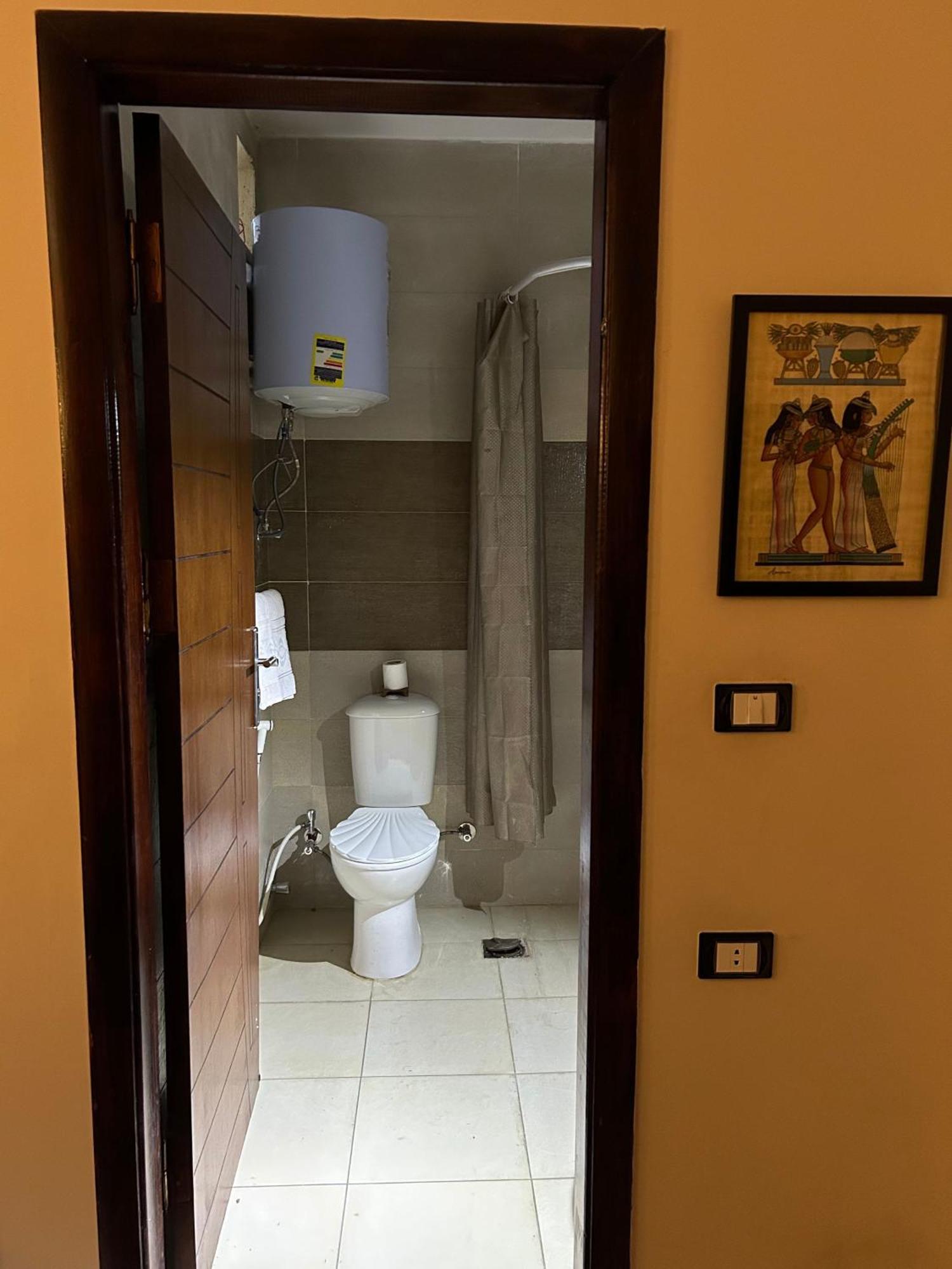Pyramids Road Guest House Cozy Rooms And Rooftop Breakfast With The Pyramids View Nazlet el-Sisi Экстерьер фото