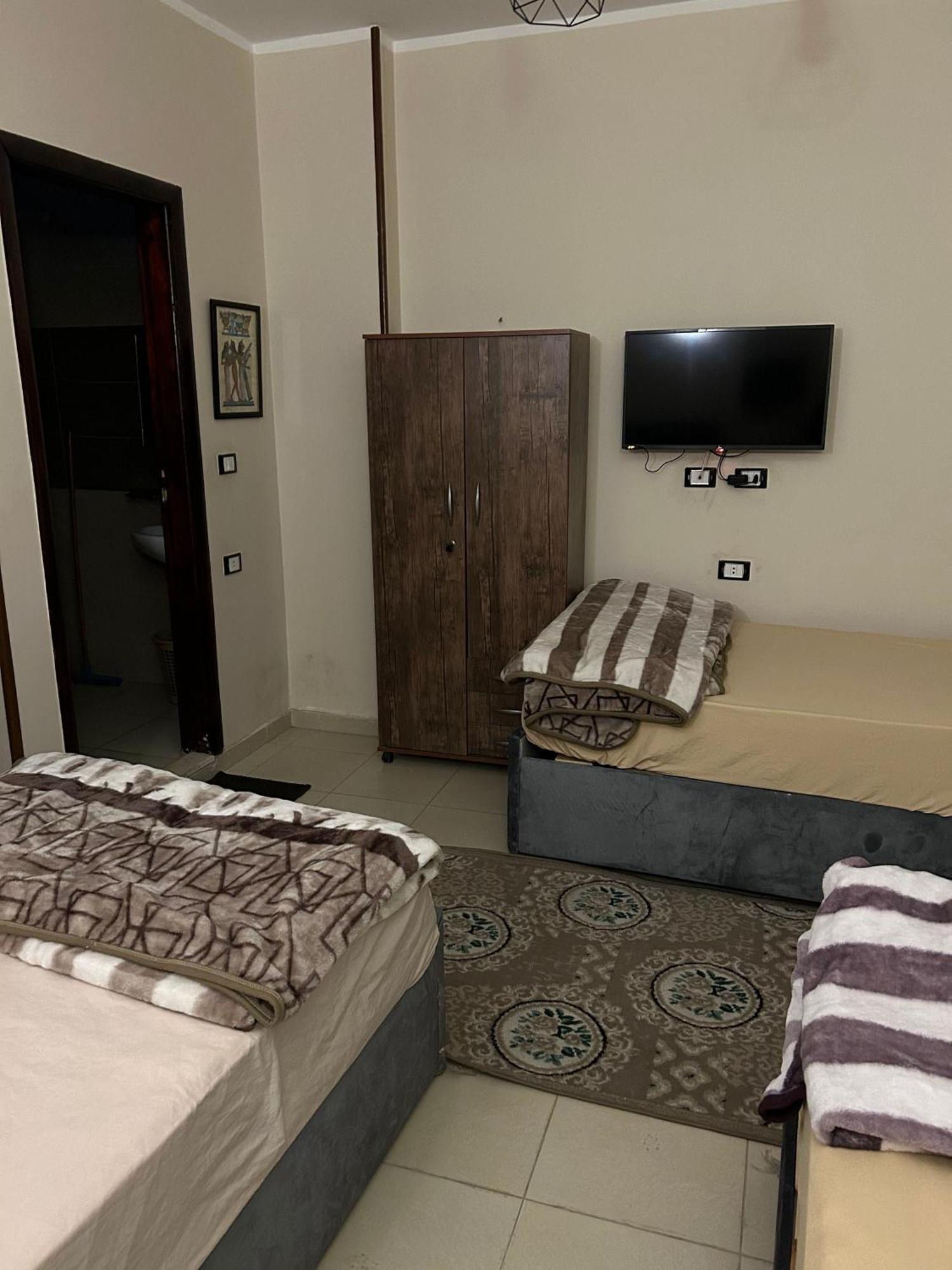 Pyramids Road Guest House Cozy Rooms And Rooftop Breakfast With The Pyramids View Nazlet el-Sisi Экстерьер фото