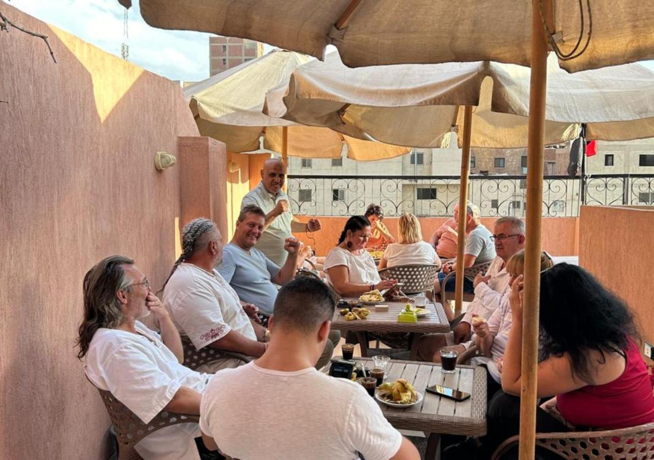 Pyramids Road Guest House Cozy Rooms And Rooftop Breakfast With The Pyramids View Nazlet el-Sisi Экстерьер фото