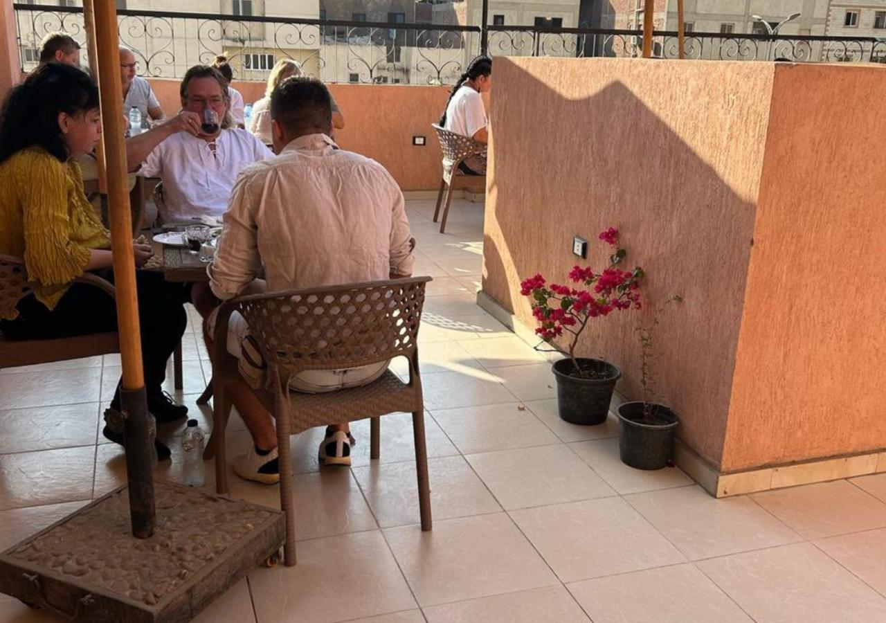 Pyramids Road Guest House Cozy Rooms And Rooftop Breakfast With The Pyramids View Nazlet el-Sisi Экстерьер фото