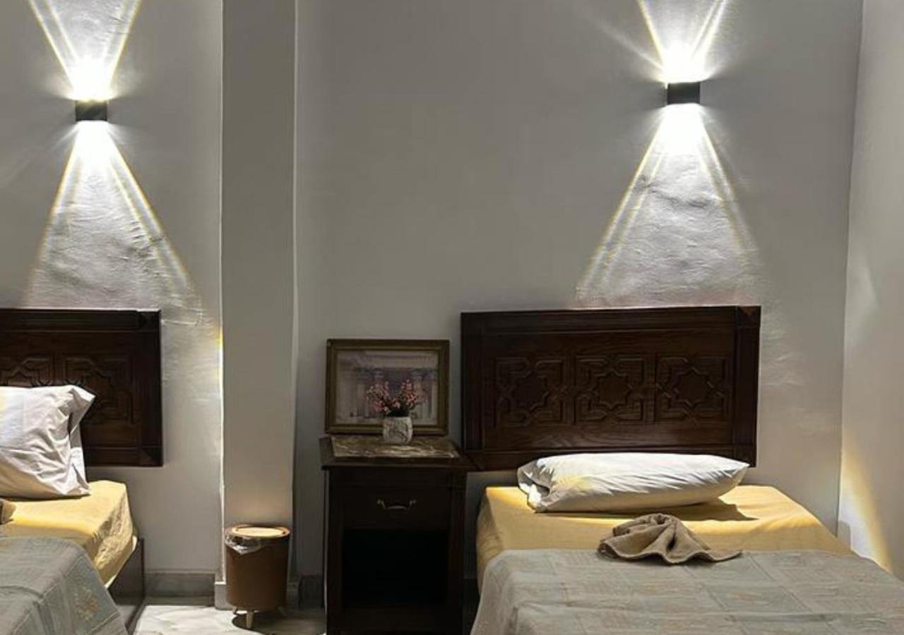 Pyramids Road Guest House Cozy Rooms And Rooftop Breakfast With The Pyramids View Nazlet el-Sisi Экстерьер фото