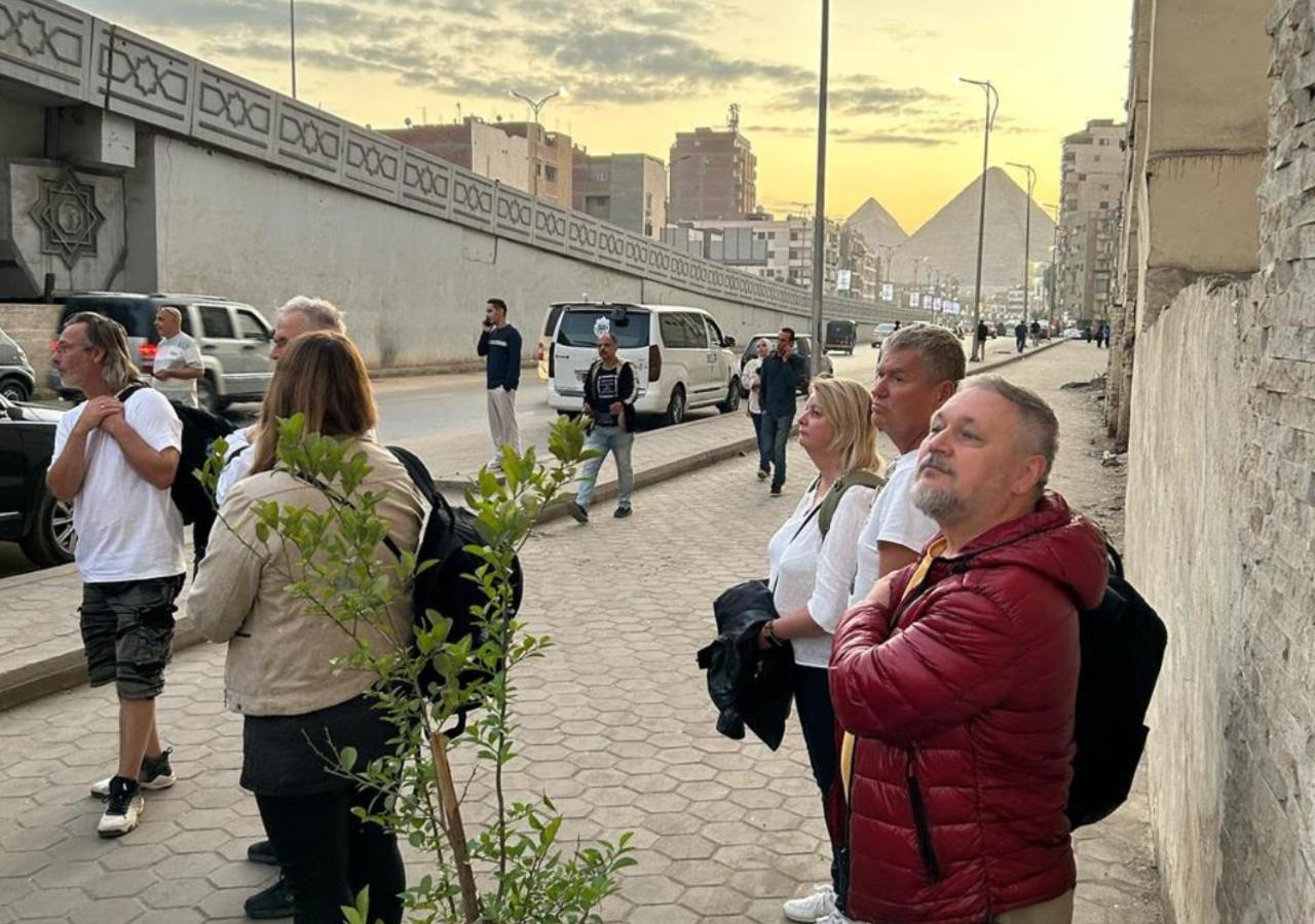 Pyramids Road Guest House Cozy Rooms And Rooftop Breakfast With The Pyramids View Nazlet el-Sisi Экстерьер фото